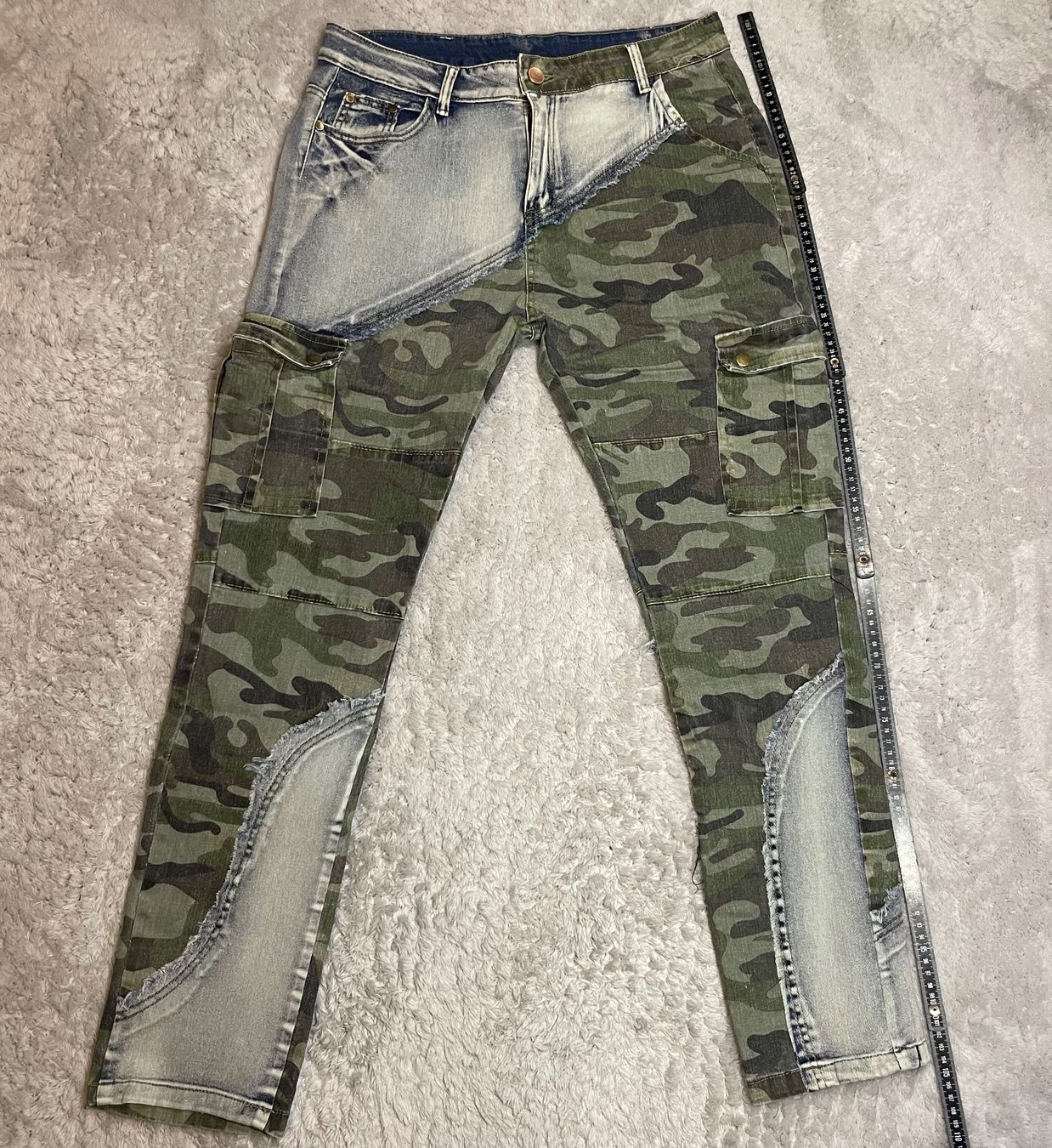 Jeans: Chao Ku Wu Patchwork Cargo Jeans Camouflage W34 L32 – Neu (gemäss Beschreibung) aus Bubikon von SwissSecondLife