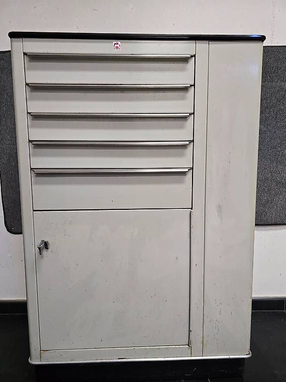 Armadi: BAISCH Medizinal-Schrank ca. BJ 1960 oder älter: 100x68x42 – Usato da Pfeffingen venduto da rov_9frp