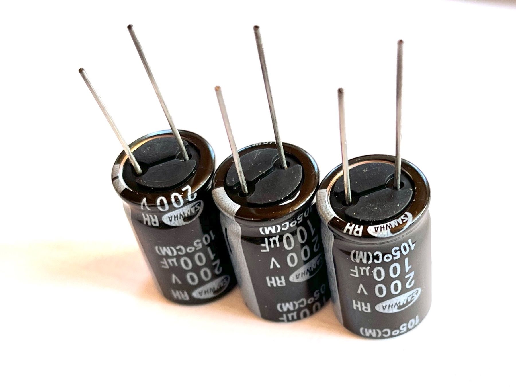 Composants électroniques: condensateur 100uF, 200V – Neuf (Voir description) à Renan BE par johncactus