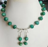 Satz Collier und Ohrringe mit grünen opaken Smaragden neu