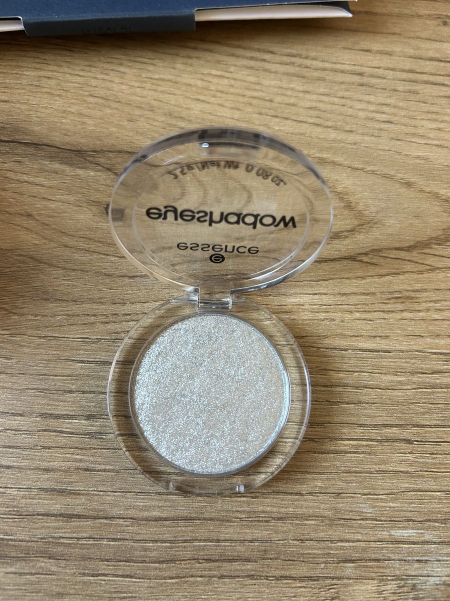Make-up: Essence - ombretto argento  – Nuovo (secondo la descrizione) da Savigny venduto da Althea0202 1