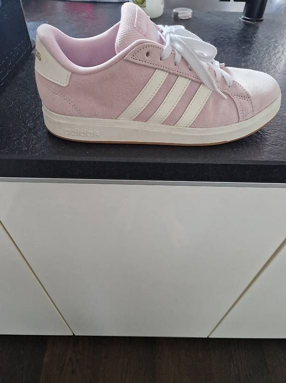 Chaussures femmes: Sneaker Adidas neu – D'occasion à Wittenbach par Ahoc 2