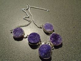 Kette silberfarbig/Anhänger Steine violett, rund