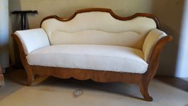 Antikes Hirschsofa Nussbaum. Letzte Gelegenheit vor Räumung.