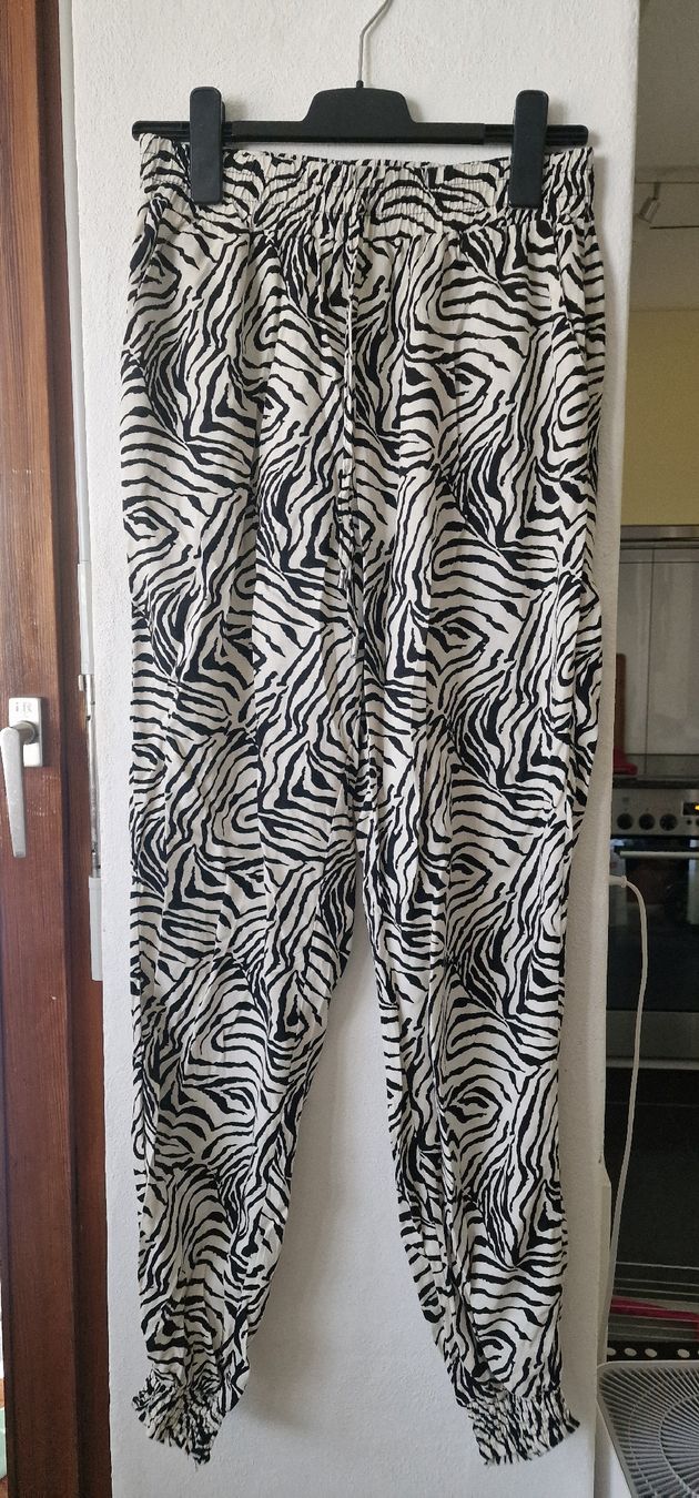 Hosen: Hosen Chicoree Zebra Muster Grösse M Damen neu – Gebraucht aus Romanshorn von REALJessiB