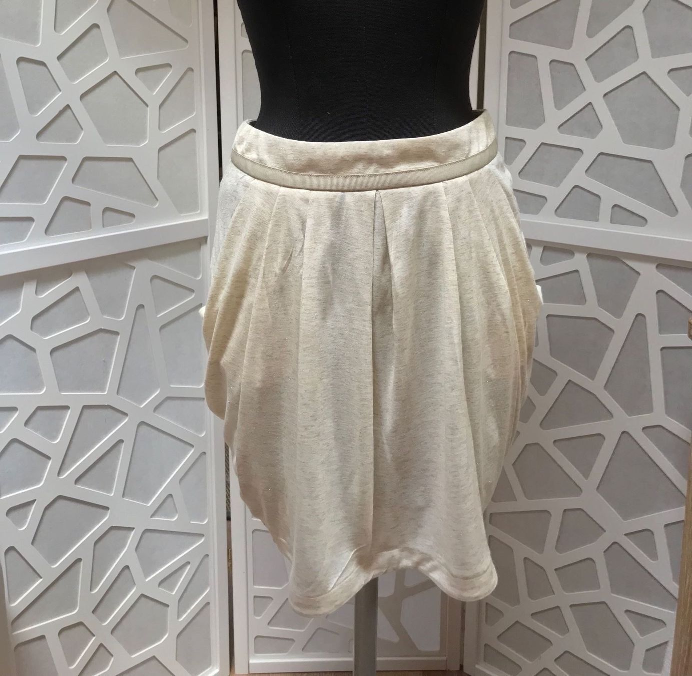 DKNY Kleider & Röcke: Belle jupe beige 'DKNY'. Taille 14ans – Neu (gemäss Beschreibung) aus Grund b. Gstaad von PlageNeige