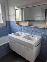 Doppelwaschtisch mit Spiegelschrank und Armaturen