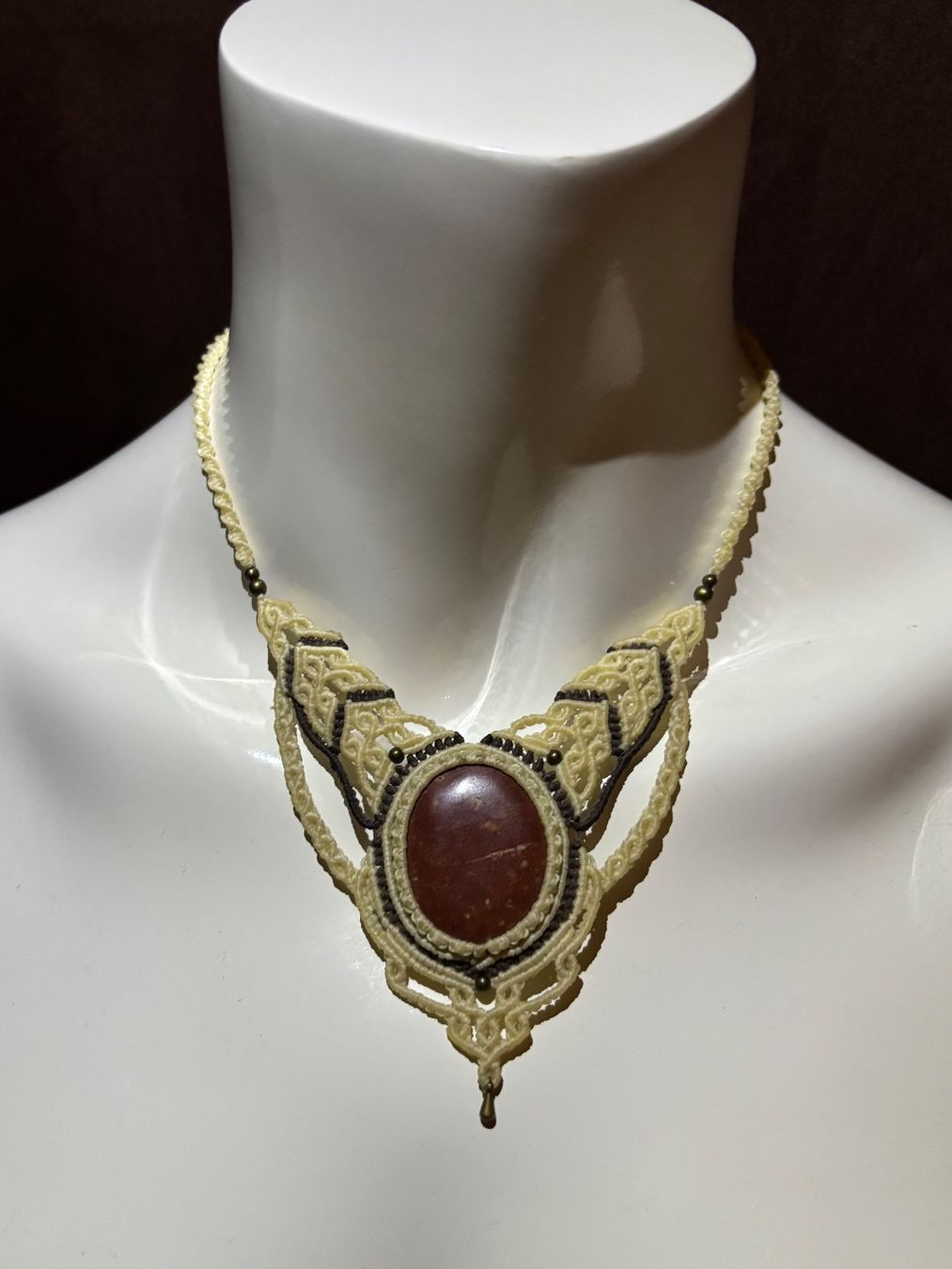 Colliers: handgemachte Makramee Kette / Collier mit rotem Jaspis – Neuf (Voir description) à Pfäffikon ZH par Emporos_42