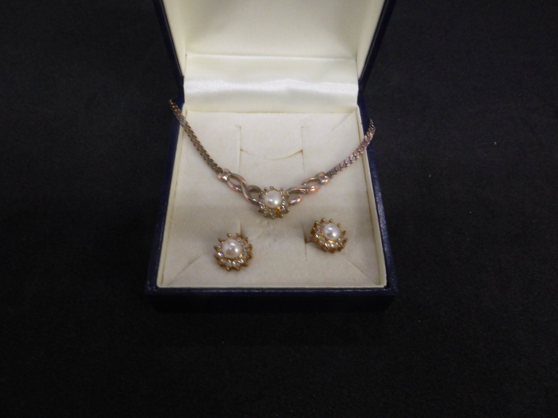 Altri gioielli: Ensemble collier et boucles d'oreilles avec perles et strass – Usato da Porrentruy venduto da Tic-Time