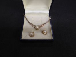 Ensemble collier et boucles d'oreilles avec perles et strass