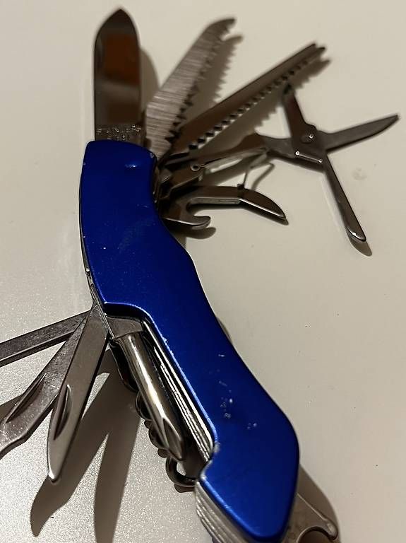 Lampes: Multitool + Taschenlampe, POOR – D'occasion à Zürich par Pingu55555 3