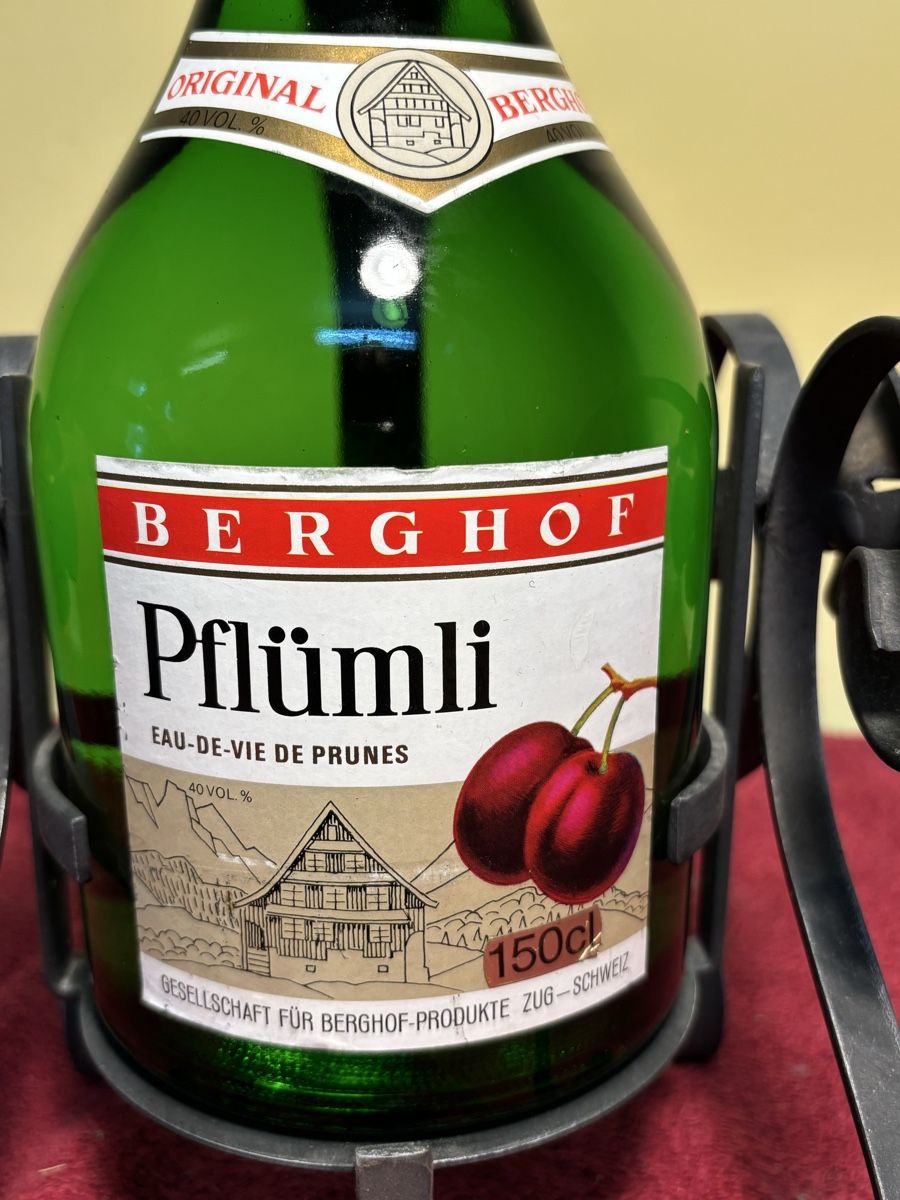 Bevande alcoliche: Schmiedeeiserner Flaschenhalter mit Pflümli Flasche Berghof – Usato da Hindelbank venduto da brm_72zv 1