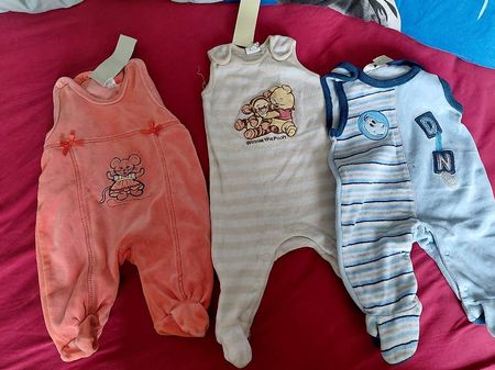 3 Paar Hosen, 3 Strampler gr. 50/56