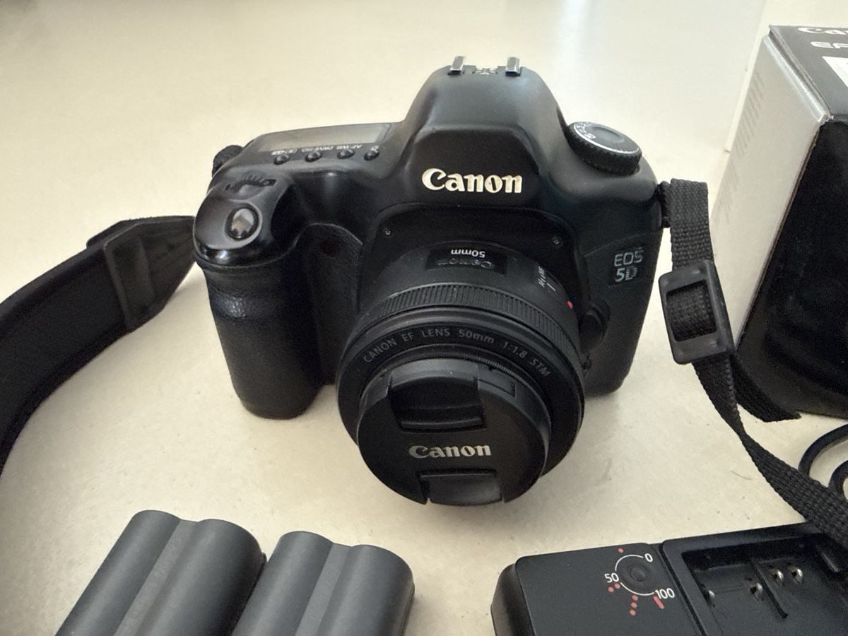 Canon Kamera: Canon EOS 5D Digital Kamera mit Zubehör – Gebraucht aus Bassersdorf von dangadang