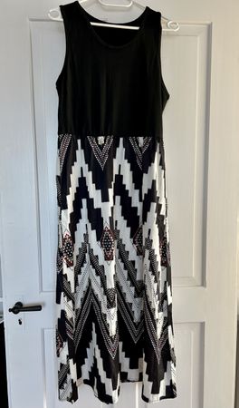 Sommerkleid Gr. L schwarz-weiss Muster ärmellos NEU