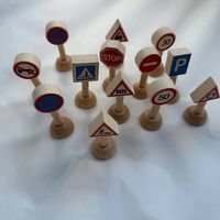 Verkehrszeichen aus Holz, 13-teilig