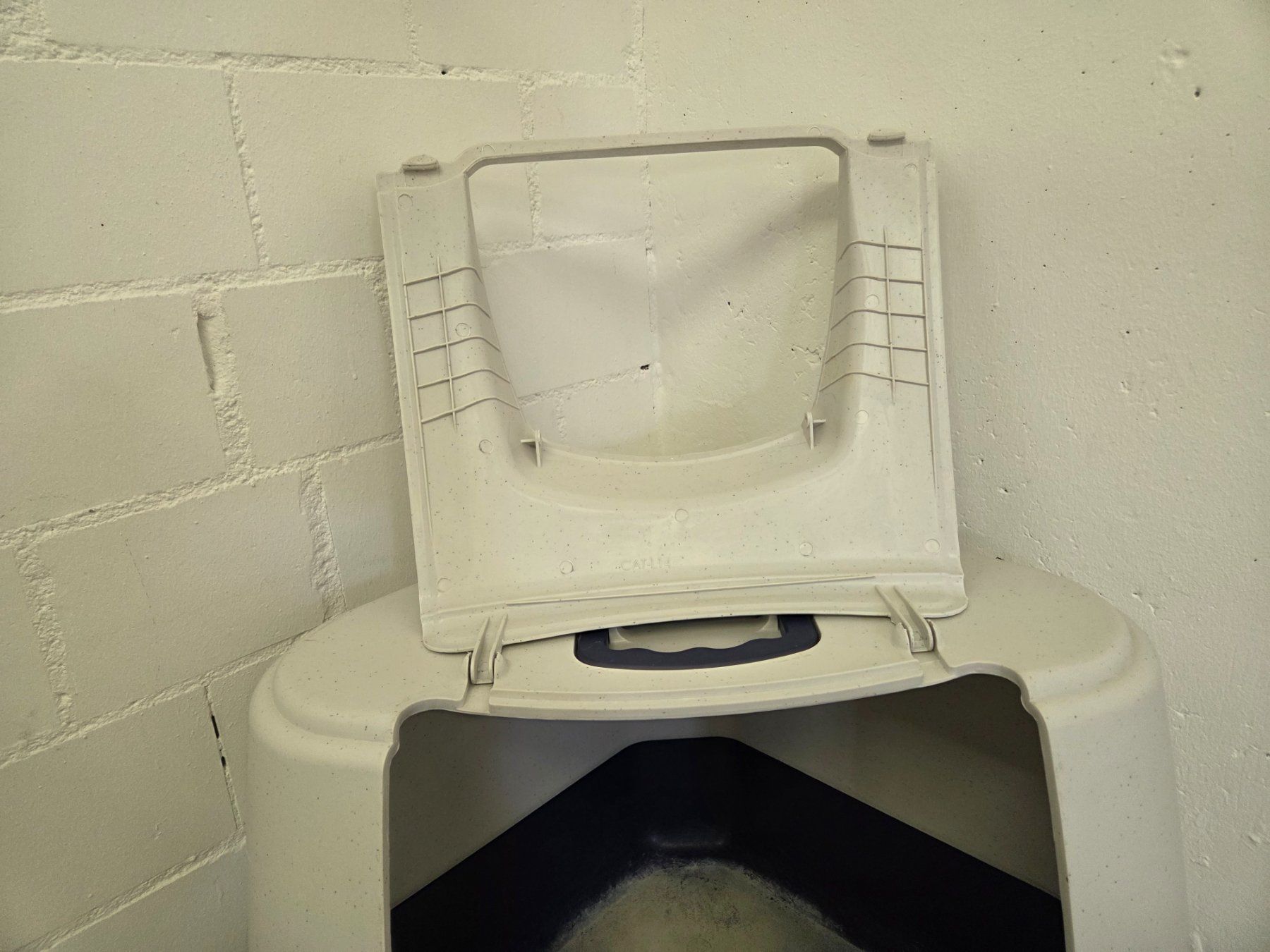 WC: Gebrauchte Eck-Katzentoilette mit Deckel – D'occasion à Schwerzenbach par BilboInSchwerzi 2