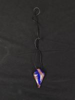 Elegante Halskette mit blau-violettem Anhänger