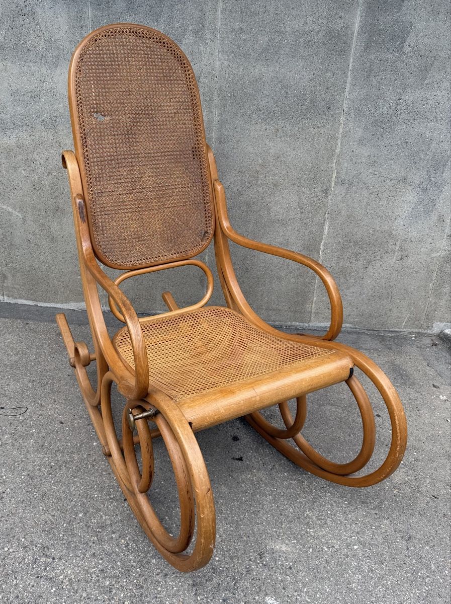 Thonet Sedie: Schaukelstuhl mit aufklappbarem Fussteil – Usato da Zürich venduto da Kue_Zuerich 1
