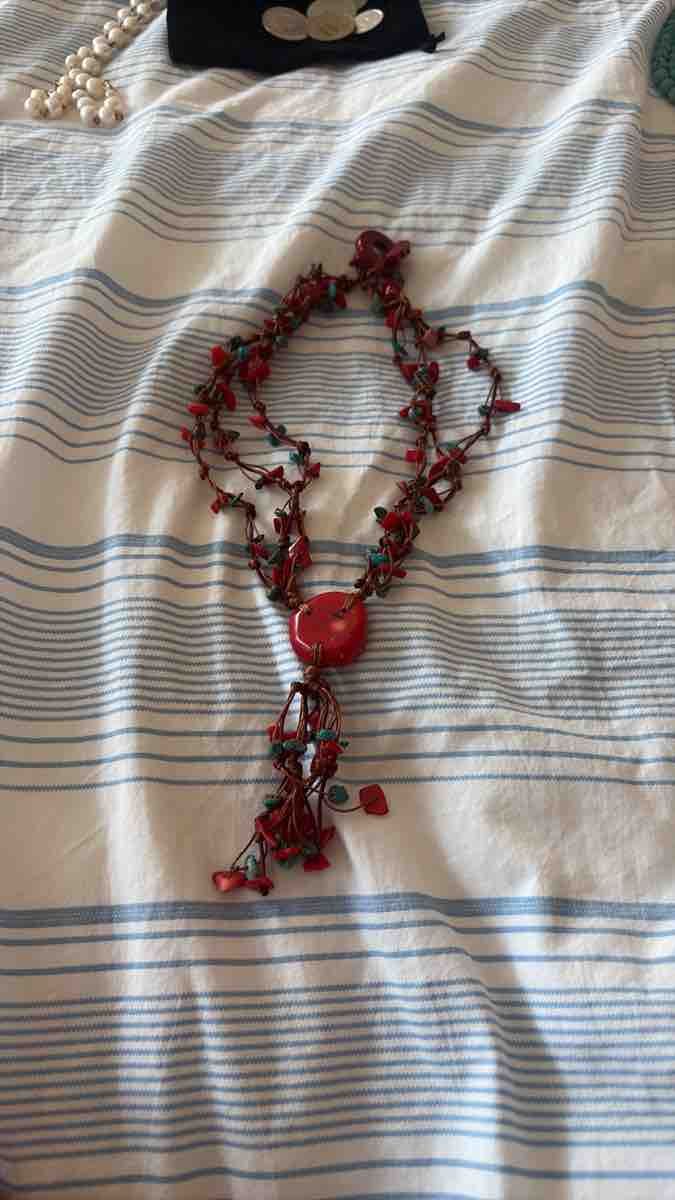 Catenine: Collier ethnique perles rouges et bleues avec pendentif – Usato da Puidoux venduto da ray_2b5z