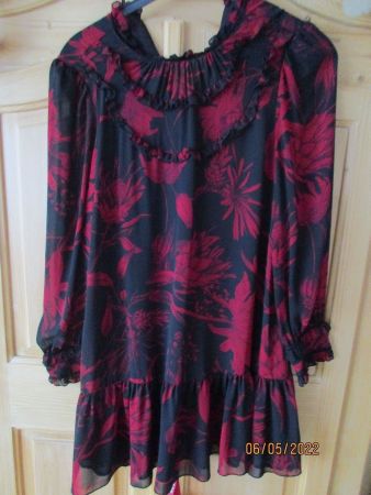 Bluse länger wunderschön L rot schwarz.