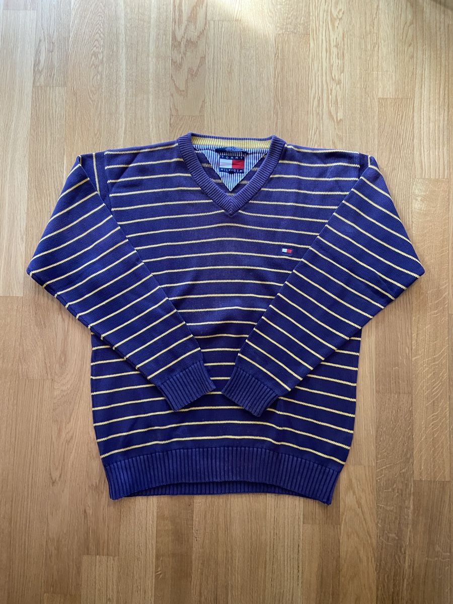 Tommy Hilfiger Maglioni & Felpe: Tommy Hilfiger gestreifter V-Neck – Usato da Schaffhausen venduto da golazo_vines