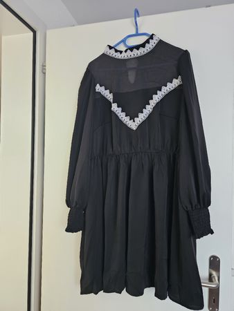 Kleid schwarz und mit weisser Häkelei Gr. 4XL langärmlig