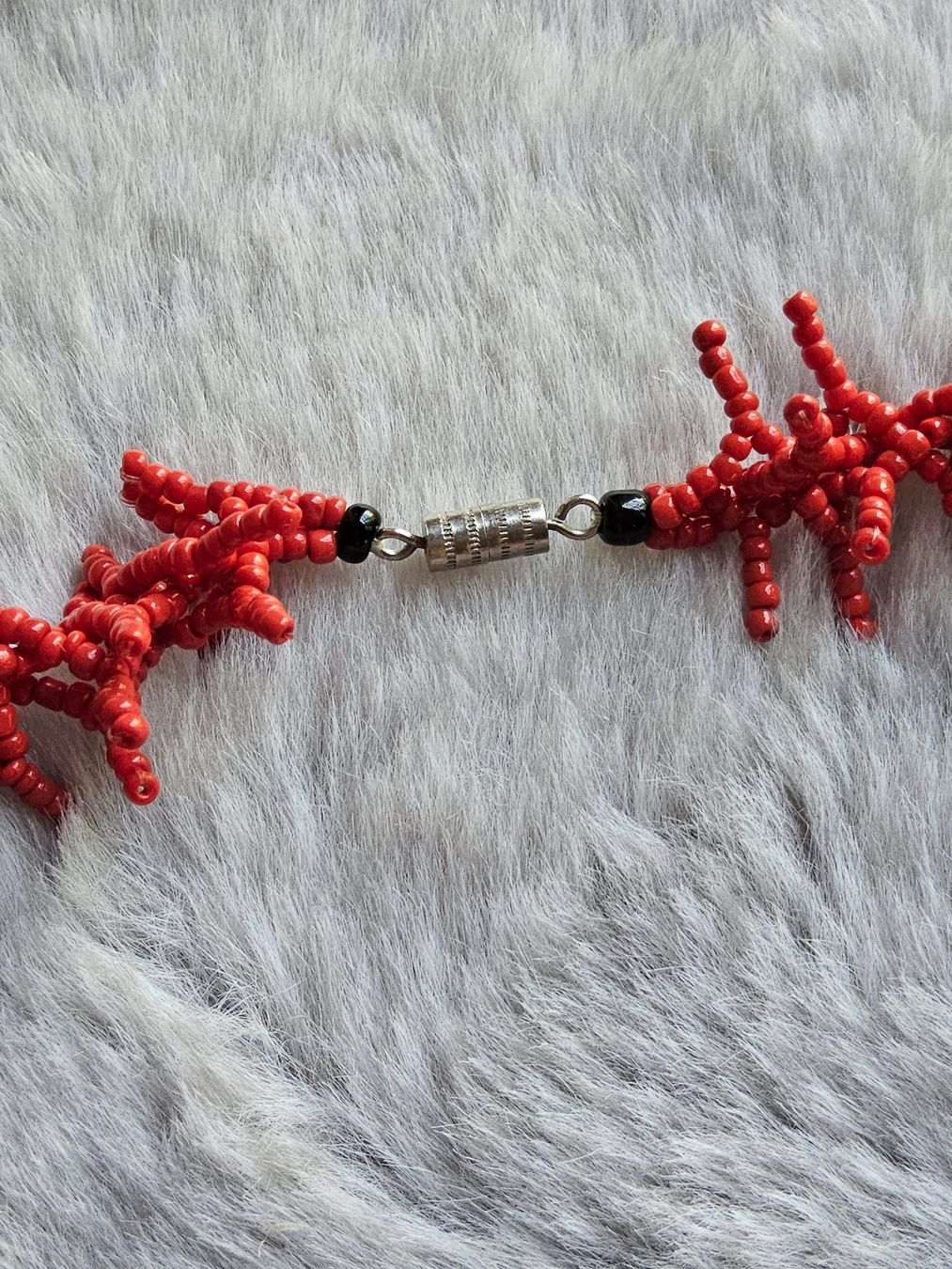 Catenine: Vintage fancy rotes Perlchen Halskette Collier – Usato da Zürich venduto da Aleick 1