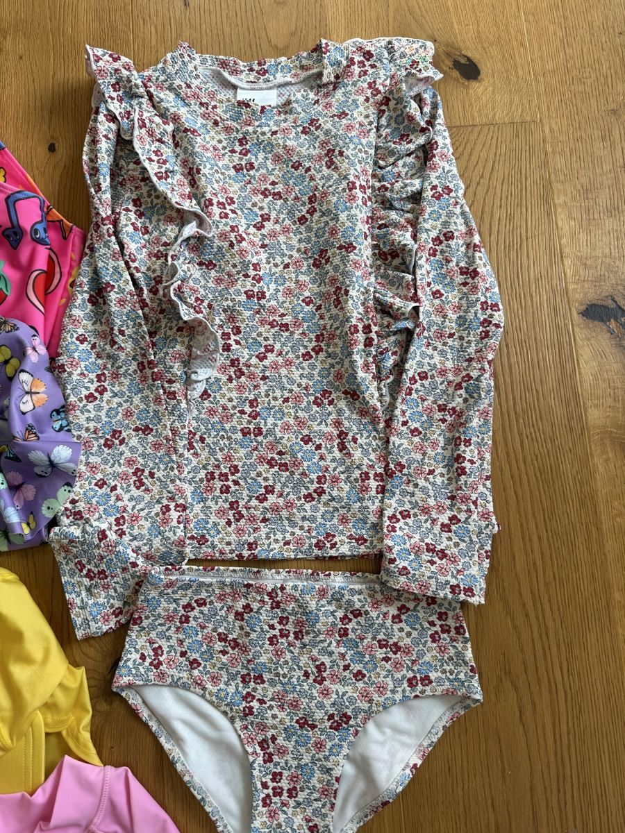 Lotti & Set di vestiti: Badekleiderpaket Grösse 122/128 – Usato da Hünibach venduto da Tamae0 2