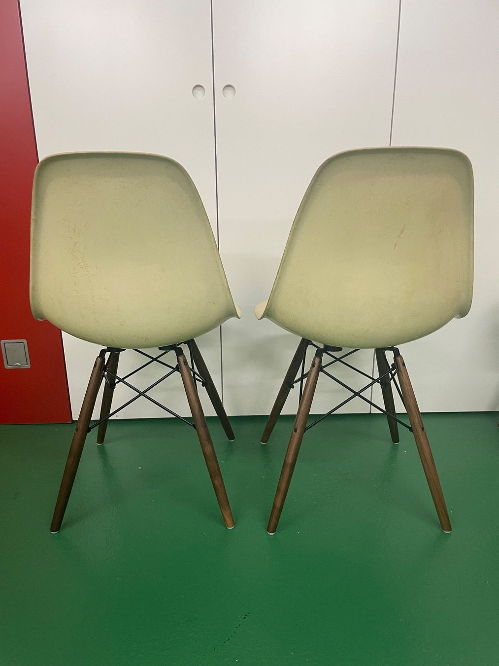 Eames Sedie: 2 Eames Side Chairs in parchment von 1957 – Usato da ipsach venduto da Latigo 3