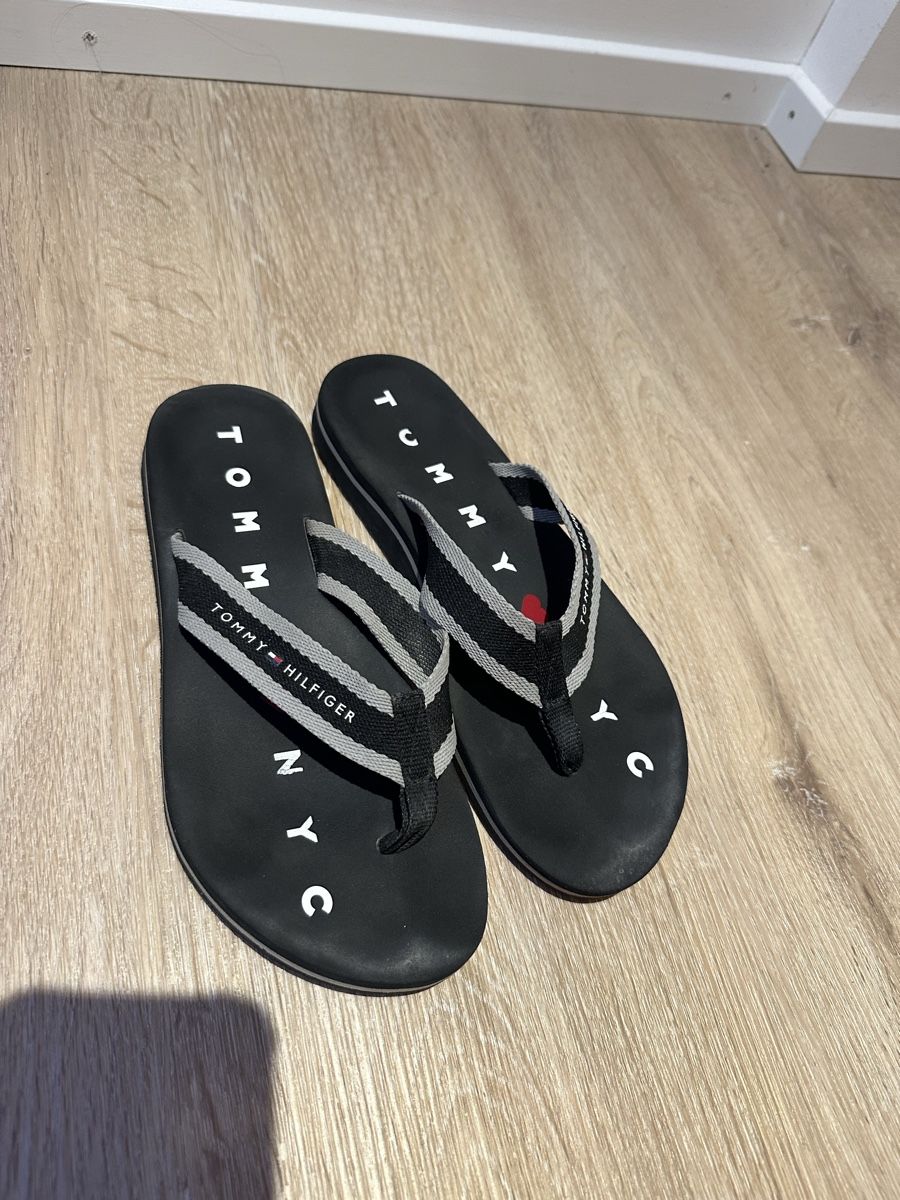 Tommy Hilfiger Scarpe da donna: Tommy Hilfiger Flip Flops Black Size 38 EU Used – Usato da Zürich venduto da Isabella123