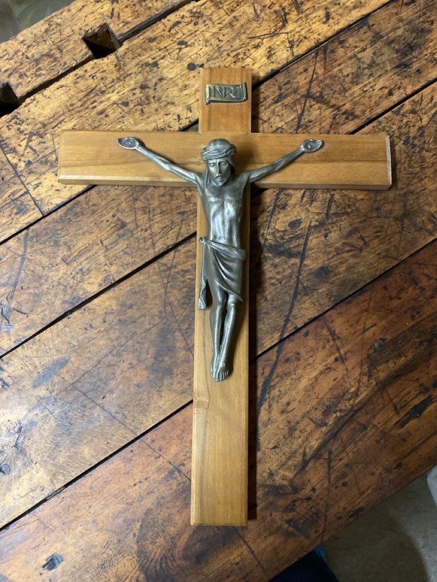 Statuette: Crocifisso da parete in legno e metallo – Usato da Capolago venduto da chi_2v5h