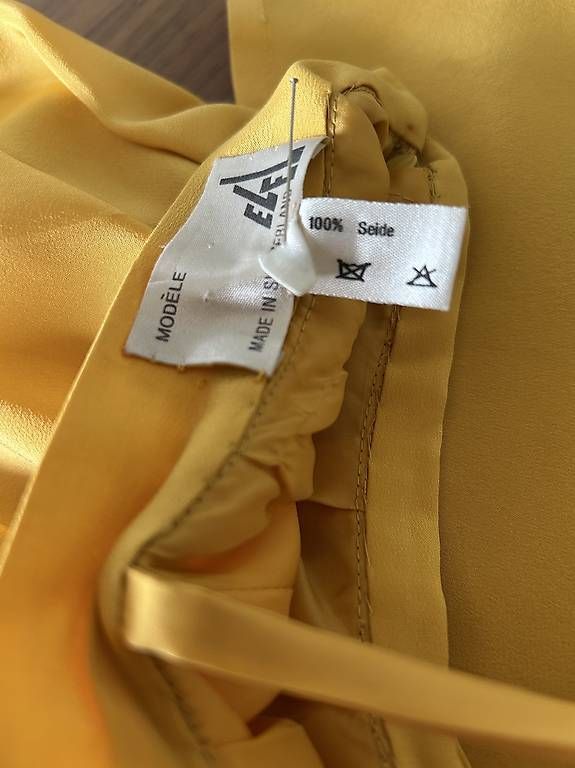 Robes: Exclusives Seiden Outfit – D'occasion à Stans par Fourcats 3