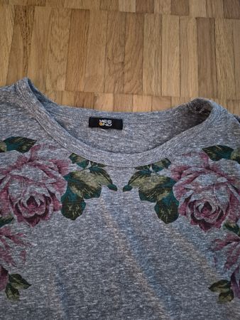 Trendiges Shirt mit Rosenmuster, Grösse M, Top Zustand!