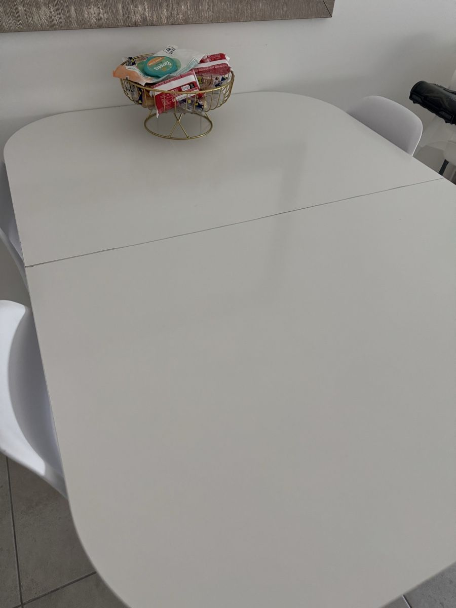Conforama Set di tavolo e panche: Table blanche extensible et 3 chaise blanche à vendre  – Usato da Vernier venduto da est_w55w 1