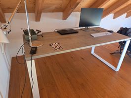 Schreibtisch Holzoptik mit weissem Metallgestell gebraucht