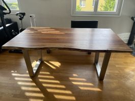 Massiver Esstisch mit Stahlgestell, und zugehöriger Sitzban