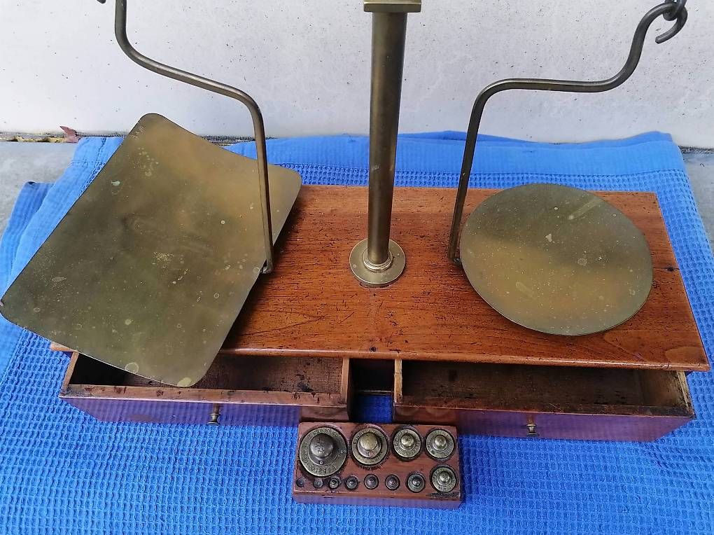 Tutti gli attrezzi: Ancien trebuchet avec ses poids. – Usato da St. Maurice venduto da Benoit12 1