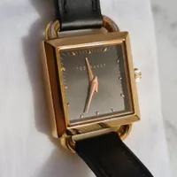 Montre Ted Baker femme – Carrée iconique doré, cadran noir