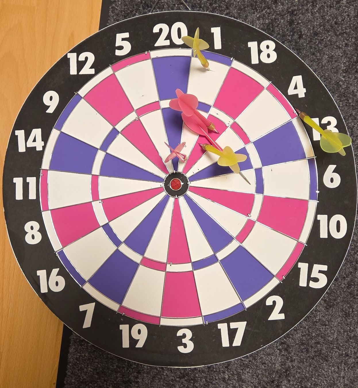 Freccette: Dartscheibe mit 6 Darts guter Zustand – Usato da Wetzikon ZH venduto da J-Freak94