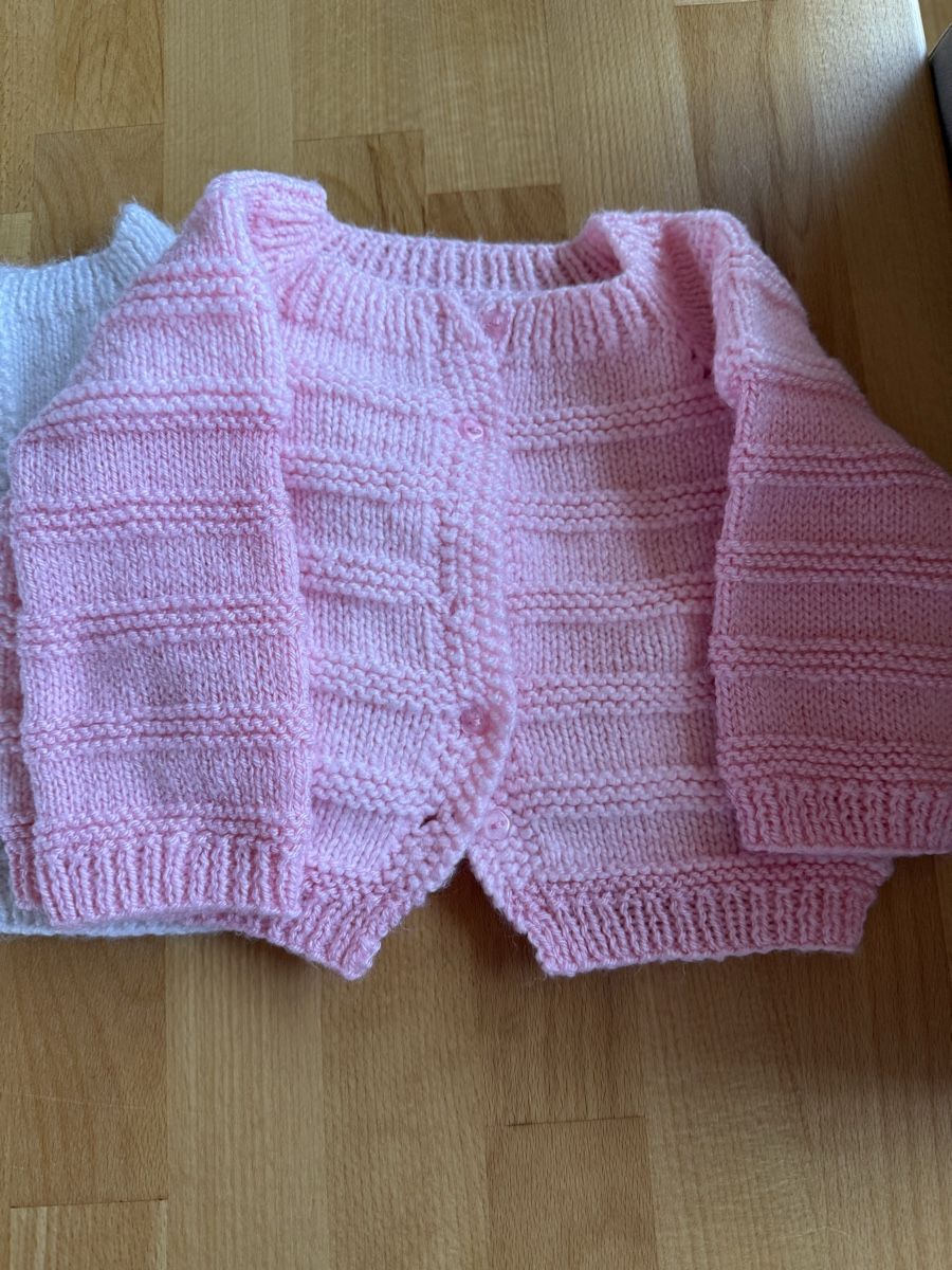 Giacche & Cappotti: 4 handgestrickte Strickjacken ca. ab Grösse 62 – Usato da Pragg-Jenaz venduto da gobrist 1