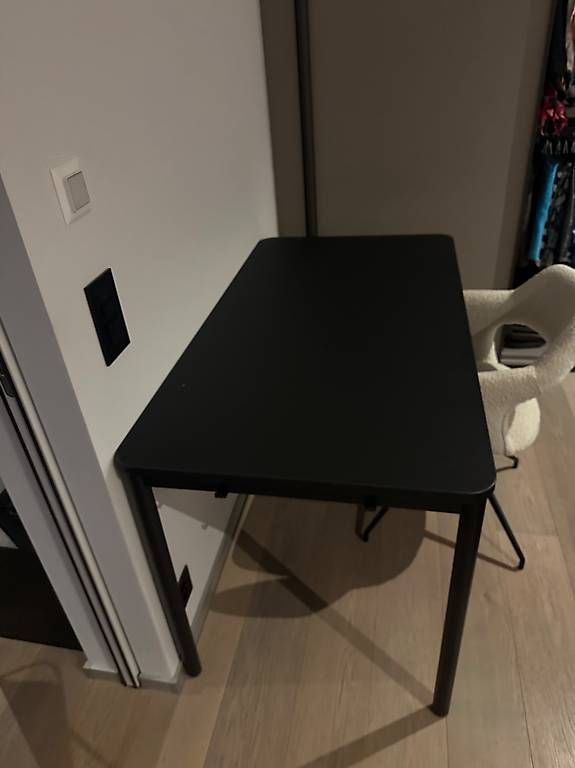 Bureaux: Bureau IKEA noir 130x70 – D'occasion à La Conversion par lil_728g 1