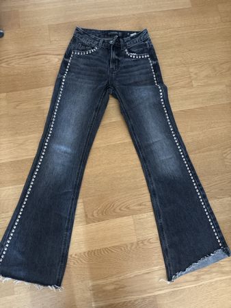 Stradivarius Jeans schwarz mit Nieten Grösse 32 neuwertig