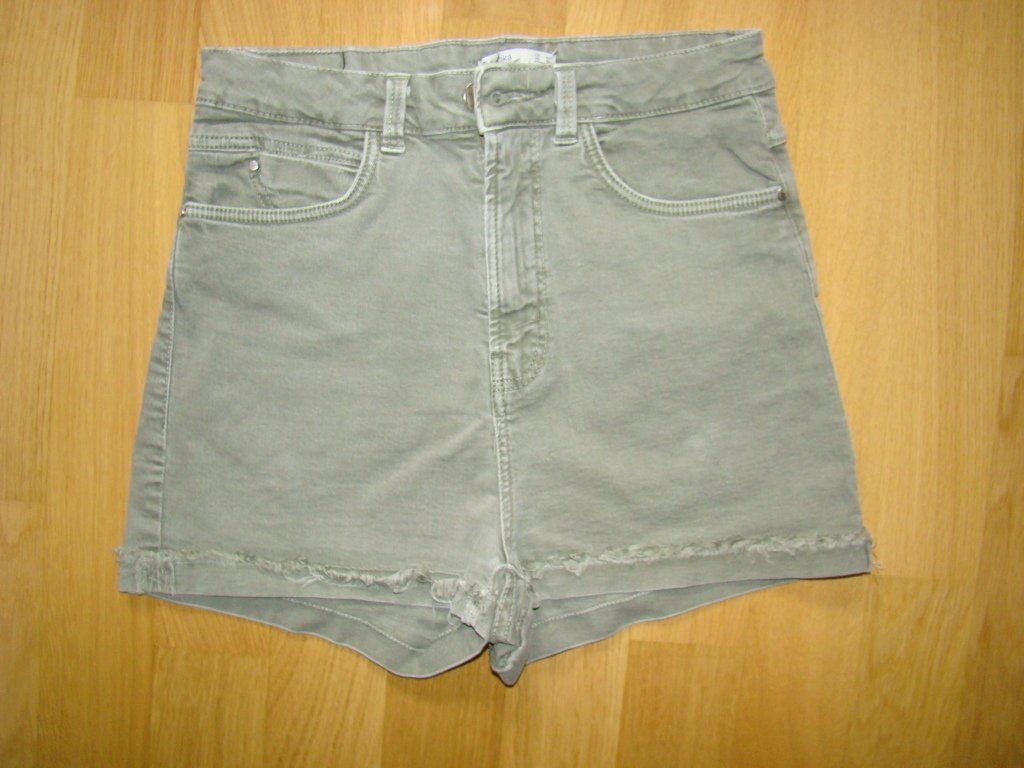 Bershka Pantaloni: Bershka, short en jeans vert – Nuovo (secondo la descrizione) da Lussery-Villars venduto da pousinete02