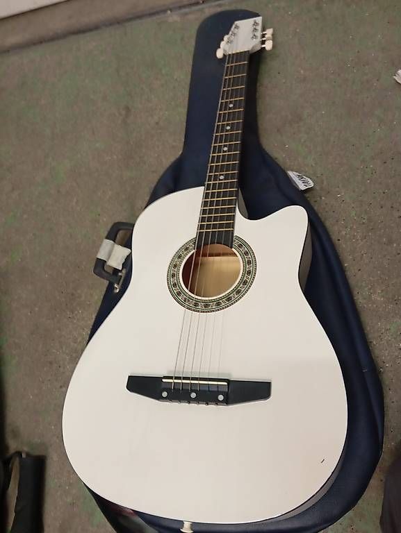 Musikinstrumente: accoustic guitar weiss – Gebraucht aus Basel von Petergunn