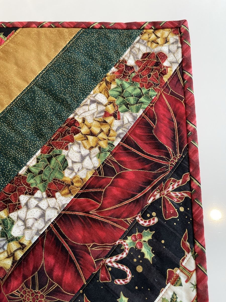 Alle Dekorationen: Chemin de table de Noël patchwork  – Neu und originalverpackt aus La Chaux-de-Fonds von NathalieM07 5