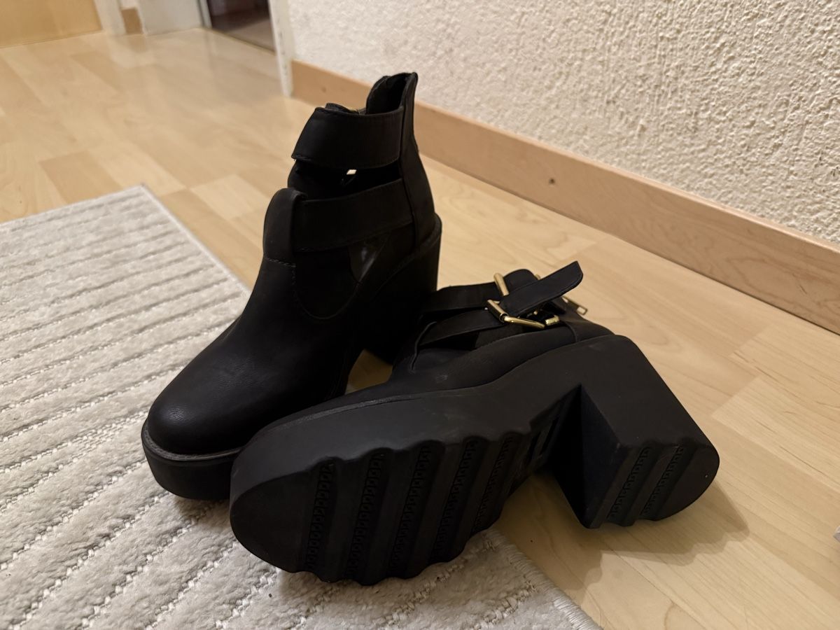 Scarpe da donna: Schwarze Stiefeletten mit Absatz, Grösse 39 – Nuovo (secondo la descrizione) da Chur venduto da Vinvin.10 1