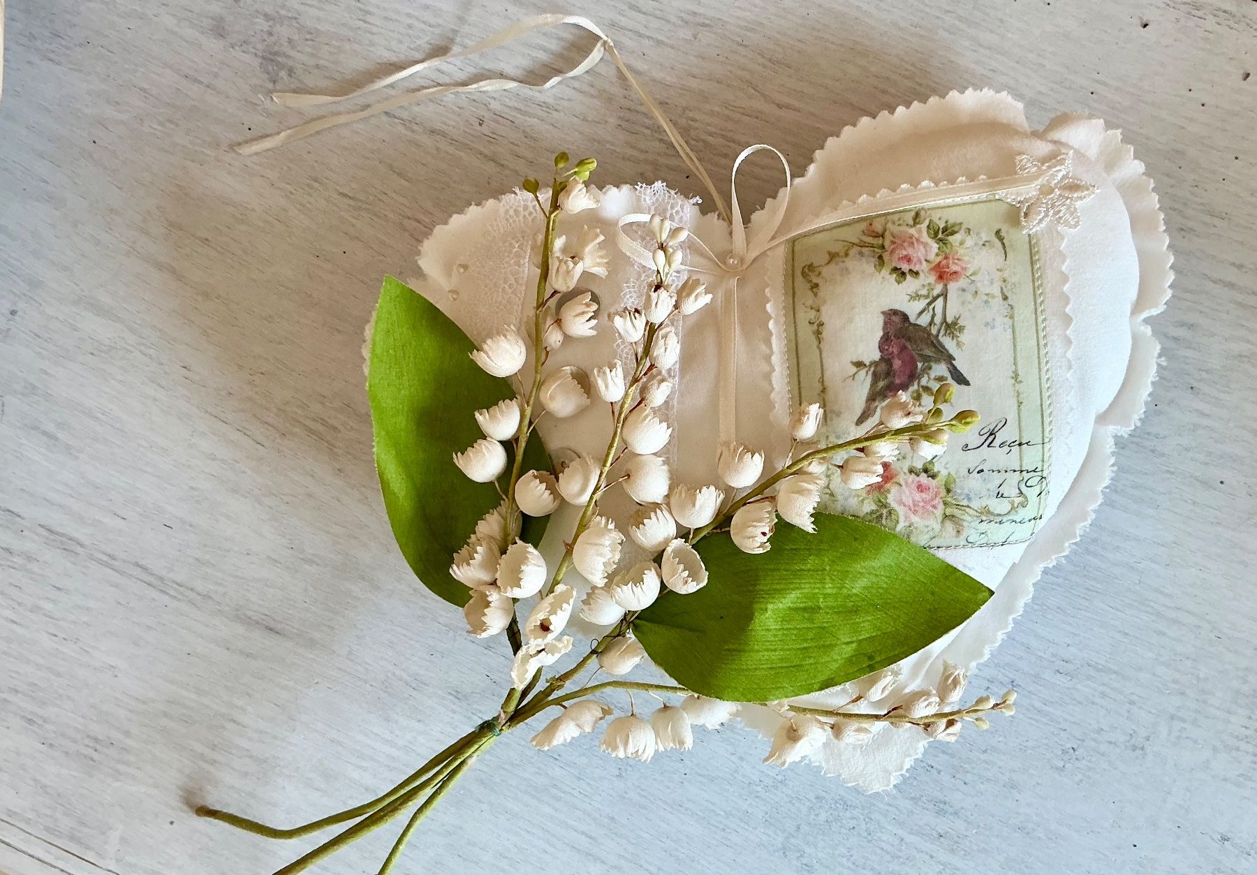 Tutte le decorazioni: ANTIKES STRÄUSSCHEN MAIGLÖCKCHEN – Usato da Zell LU venduto da Silvermemory 4
