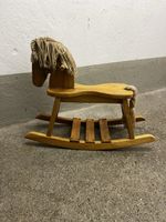 Schaukelpferd aus Holz mit Mähne gebrauchter Zustand