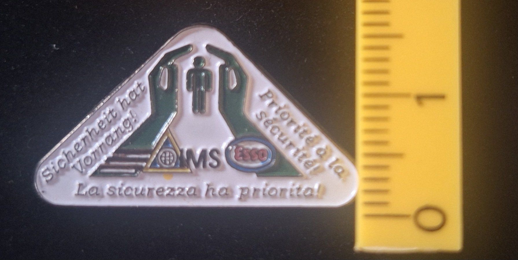 Placchette & Badge: Pin Esso Sicherheit hat Vorrang – Usato da Zug venduto da Sdoerfli